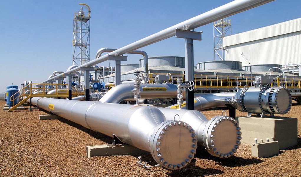 Petrobras anunciou, nesta terça-feira (15), que aumentará em 7,2% os preços de comercialização às distribuidoras do gás liquefeito de petróleo (GLP) destinado aos usos industrial e comercial. O aumento começará a valer a partir desta quarta-feira (16); de acordo com a companhia, o preço do GLP destinado ao uso residencial, comercializado pelas distribuidoras em botijões de até 13 quilos (kg), não foi reajustado; Petrobras justificou o aumento pela variação das cotações do produto nos mercados internacionais desde a última revisão de preços