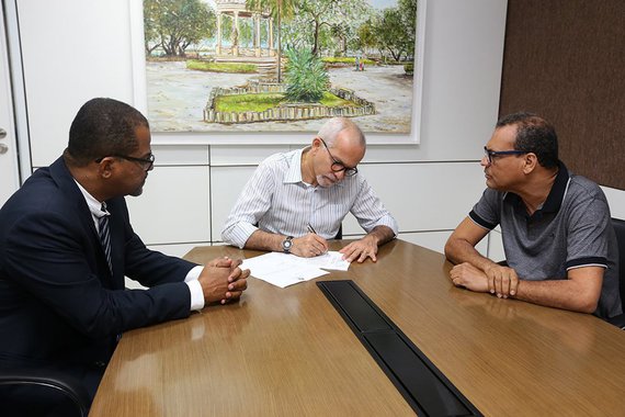 O prefeito Edvaldo Nogueira sancionou a lei que revoga o aumento anual de 30% do IPTU e concede um desconto linear de 15% no valor venal de todos os imóveis de Aracaju; a propositura, que foi aprovada ontem pela Câmara de Vereadores e que será publicada no Diário Oficial do Município, normatiza ainda futuros ajustes no valor do tributo – estabelecendo um limite de até 5% mais a correção inflacionária; “Ao sancionar esta lei, estou honrando o meu compromisso com os aracajuanos de revogar a lei da gestão passada que criou um aumento anual de 30% no IPTU até 2022”, afirmou