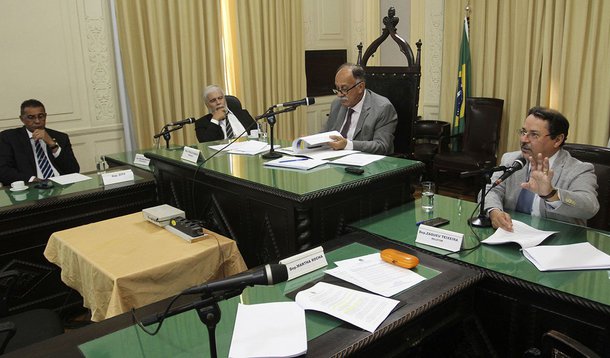 O relatório final da CPI da Assembleia Legislativa do Rio de Janeiro (Alerj) criada para investigar as causas das mortes de policiais no estado, pede o fim da "política de confronto" na segurança pública e uma série de melhorias trabalhistas para os policiais; o documento contabiliza a morte de 268 policiais civis, quase 499 bombeiros e 1.302 policiais militares, segundo dados apresentados pelos órgãos de segurança aos parlamentares, entre os anos de 2005 e 2015; o relatório será atualizado antes de ir a plenário e incluirá também os 114 policiais militares mortos em 2016, e os 102 assassinados este ano