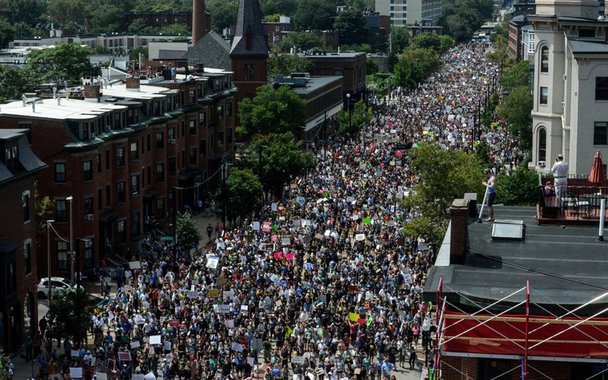 Milhares de pessoas em Boston fizeram protestos neste sábado num comício de "liberdade de expressão", promovido por porta-vozes da extrema-direita, com centenas de policiais mobilizados para evitar violência como a que resultou na morte de uma mulher na manifestação de supremacistas brancos na Virginia, semana passada