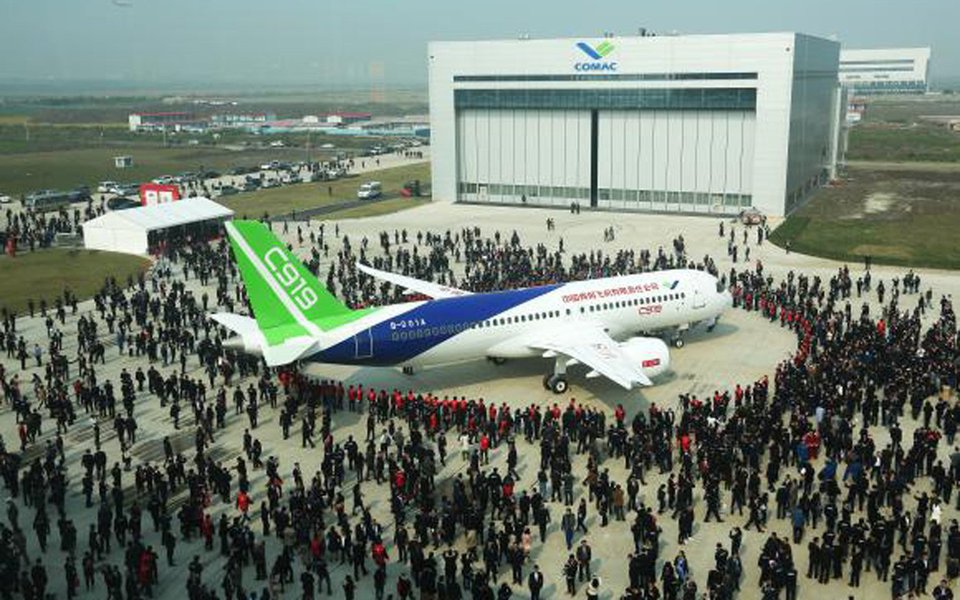 O primeiro avião comercial de grande porte de fabricação chinesa está em fase de testes de voo e é um dos expoentes do plano do governo central chamado "Made in China 2025", que tem por objetivo promover a produção interna de bens de alta tecnologia, como robôs, medicamentos, carros elétricos e equipamentos aeroespaciais