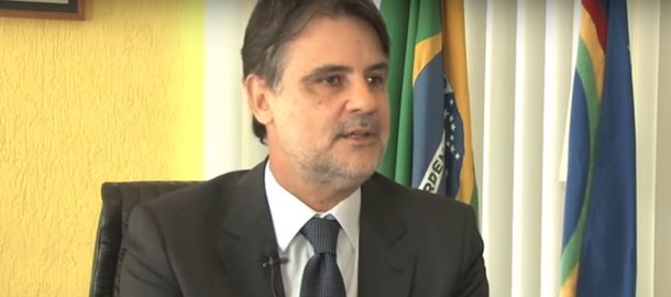 O presidente do PMDB de Pernambuco e vice-governador do estado, Raul Henry, afirmou que reagirá à dissolução do diretório estadual do partido pretendida pelo senador Romero Jucá (PMDB-RR) para entregar o comando estadual da sigla ao senador Fernando Bezerra Coelho, filiado à legenda; Henry foi eleito para uma comissão permanente e pode recorrer à Justiça Eleitoral; “Nosso sentimento é de completa indignação. A atitude do senador Fernando Bezerra Coelho de querer entrar no PMDB de Pernambuco destituindo sua direção regional e mudando a orientação política do partido é inaceitável”, disse Henry, em nota