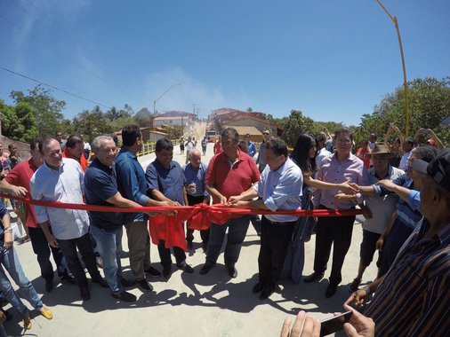 Ao chegar aos 62 anos, a cidade de Tuntum recebeu um pacote de obras e investimentos do governo do Maranhão; em visita ao município, o governador Flávio Dino entregou estádio, escolas, uniformes, ponte, praça e sistemas de abastecimento de água; "Estamos fazendo o maior investimento da história do Maranhão", disse; a primeira inauguração do dia foi a do novo Estádio Temão; também foram entregues duas Escolas Dignas: a Municipal Raimundo Ferreira Lima, construída com duas salas e capacidade para 60 alunos por turno, no Povoado Placa Violão; e a Municipal Unidos Para Vencer, no povoado Olho d'Água, também com duas salas e capacidade para 60 alunos por turno; para cada uma das obras foram investidos R$ 388 mil
