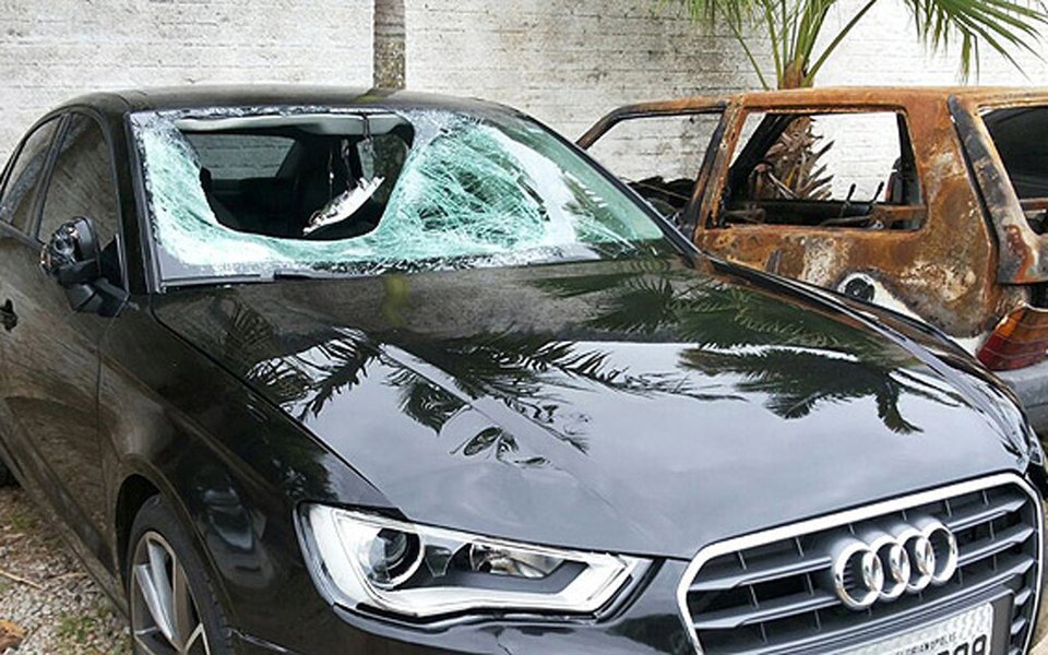O pai de Sérgio Orlandini Sirotsky, de 21 anos, um dos motoristas que atropelaram em sequência quatro pessoas na madrugada de domingo em Florianópolis, se manifestou por meio de nota à imprensa; empresário Sérgio Sirotsky, um dos donos da RBS, se diz triste e pede desculpas "aos jovens atingidos e a seus familiares"; Sirotsky também declara confiar que "o caso será tratado com serenidade e responsabilidade pelas autoridades competentes"