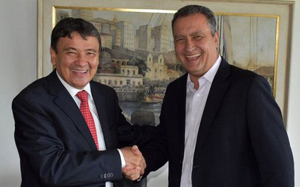 O plano de previdência complementar unificado, reunindo todos os servidores públicos dos Estados do Nordeste - a PrevNordeste – vai ser criado agora em outubro; foi o que ficou acertado entre os governadores do Piauí, Wellington Dias, e da Bahia, Rui Costa, em Salvador, em reunião da qual participaram os gestores da previdência dos dois estados; o Piauí, que já tem pronto uma Mensagem a ser enviada à Assembleia Legislaativa, criando a previdência complementar unificada, quer ser o primeiro estado a aderir ao PrevNordeste, que vai seguir o modelo adotado pelo Governo da Bahia, pioneiro na região na criação da previdência complementar