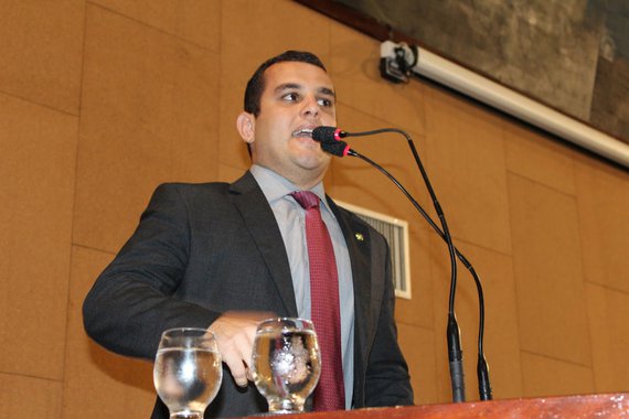 O deputado estadual Alex Lima (Podemos) denunciou casos de chantagens feitos por Democratas e partidos aliados aos prefeitos e lideranças do interior da Bahia, que se recusam a deixar a base do governador Rui Costa (PT); “A conversa do Democratas e seus aliados é que os trabalhos serão dificultados para aqueles que estão na base do governador. Inclusive, tivemos casos em que Sílvio Pinheiro, amigo pessoal do ACM Neto, afirmou a um prefeito que ‘se não rompesse com o governador não iria liberar nada do Fundo Nacional de Desenvolvimento da Educação’.”, disse o parlamentar