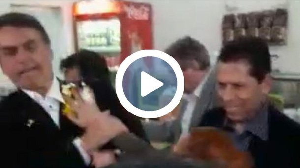 Depois de João Doria (PSDB-SP), foi a vez do deputado federal Jair Bolsonaro ser hostilizado publicamente com ovada; o parlamentar carioca fazia uma caminhada no centro de Ribeirão Preto (interior de São Paulo) e, ao entrar numa cafeteria, foi abordado por uma jovem; ela esmagou um ovo contra o paletó do deputado e criticou as posições políticas de Bolsonaro