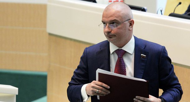 Os Estados Unidos "dão conselhos" a todo o mundo, mas não conseguem resolver de modo pacífico os problemas e conflitos em seu próprio país, afirmou à Sputnik o senador russo Andrei Klishas, em relação aos acontecimentos na cidade norte-americana de Charlottesville; na noite de sábado, na cidade de Charlottesville houve confrontações entre neonazistas e seus oponentes que causaram uma morte e deixaram 34 pessoas feridas; "Antes de ler instruções a todo o mundo sobre como organizar a vida nesta ou naquela parte do planeta, é melhor os EUA aprenderem a resolver de modo pacífico os problemas e conflitos em seu próprio país", disse Andrei Klishas