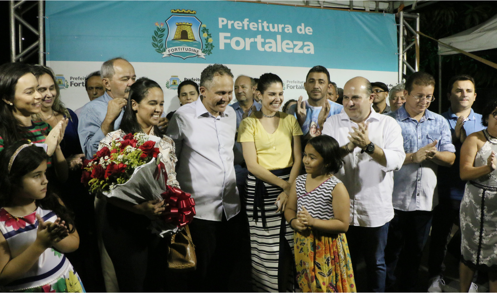 Instalado no bairro Conjunto Ceará, o equipamento oferecerá ao público infantil estrutura física e acervo composto por 4 mil livros. A Biblioteca Pública Infantil Herbênia Gurgel é composta por sala multiuso, brinquedoteca, jardim com parque infantil, banheiros acessíveis e copa, além de telecentro equipado com cinco computadores para livre acesso. "Uma biblioteca comunitária como esta dá oportunidade para crianças e jovens saírem das ruas, recebendo oportunidades alternativas de inclusão pelo conhecimento e pela cultura", declarou o prefeito Roberto Cláudio (PDT)