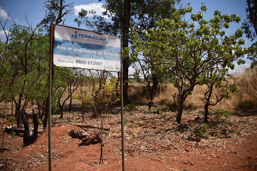 A Polícia Civil do Distrito Federal desarticulou uma organização criminosa voltada à grilagem de terras e à lavagem de dinheiro; de acordo com o governo, ao menos dez pessoas foram presas pela Operação Dinossauro; policiais civis cumprem 14 mandados de prisão temporária e 10 de condução coercitiva (quando as pessoas são conduzidas a prestar depoimento); também há 27 mandados de busca e apreensão em diversas localidades do DF e no município de Unaí, em Minas Gerais