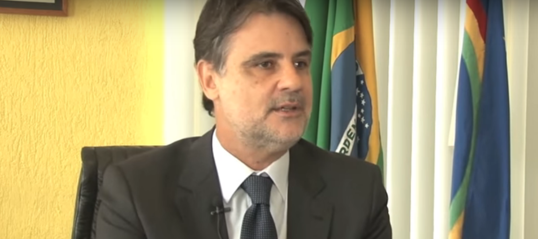O presidente do PMDB de Pernambuco e vice-governador do estado, Raul Henry, afirmou que reagirá à dissolução do diretório estadual do partido pretendida pelo senador Romero Jucá (PMDB-RR) para entregar o comando estadual da sigla ao senador Fernando Bezerra Coelho, filiado à legenda; Henry foi eleito para uma comissão permanente e pode recorrer à Justiça Eleitoral; “Nosso sentimento é de completa indignação. A atitude do senador Fernando Bezerra Coelho de querer entrar no PMDB de Pernambuco destituindo sua direção regional e mudando a orientação política do partido é inaceitável”, disse Henry, em nota