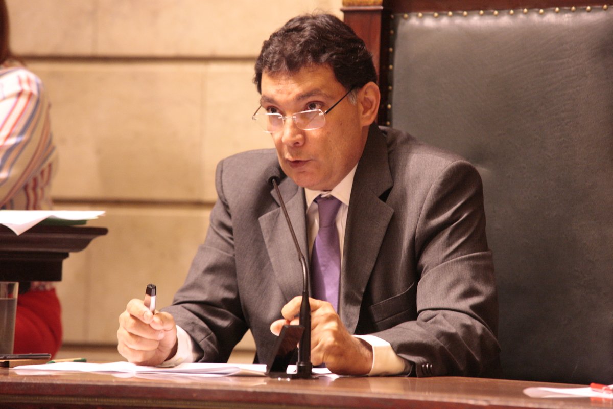 O secretário da Saúde do Município do Rio, Marco Antônio de Mattos, pediu licença do cargo por 10 dias; a confirmação aconteceu um dia após a notícia do fechamento de 11 clínicas da família na Zona Oeste, o que a prefeitura nega; de acordo com o executivo municipal, Mattos vai acompanhar o tratamento médico de um familiar;quem assume a pasta é a subsecretária geral, Ana Beatrz Busch, responderá pela pasta
 