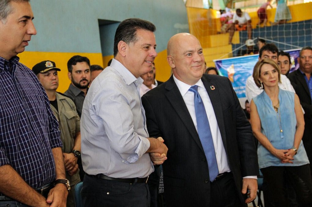 Governador Marconi Perillo assinou, nesta quinta-feira (31), em Alto Paraíso, o Marco de Cooperação para fortalecer os laços entre as Nações Unidas e o Governo de Goiás, com foco na Agenda 2030 e o Projeto Piloto Território do Bem Viver que será implementado em Alto Paraíso de Goiás; "Eu viajei a Brasília especialmente para assinar o protocolo com a ONU. Isso significa que as tratativas que temos tido nos últimos dois anos são para valer. A ONU veio aqui para chancelar as nossas boas intenções", destacou Marconi ao enaltecer a importância programa para Goiás