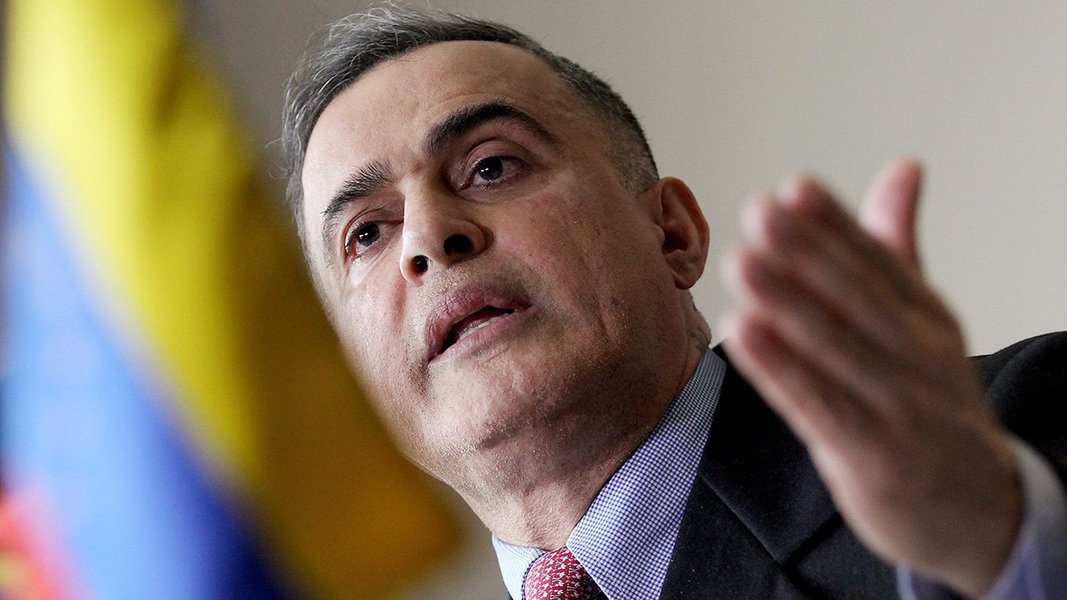 Novo procurador-geral da Venezuela, Tarek Saab, disse nesta segunda-feira (7) que buscará "restabelecer a paz cidadã" e que promoverá a justiça com equidade, ao mesmo tempo em que apontou que sua antecessora no cargo, Luisa Ortega Díaz, foi "cúmplice" da violência no país; "Assumimos esta nova função com o maior grau de responsabilidade na busca do equilíbrio (...) para promover a justiça com equidade, os direitos humanos e fazer um grande esforço; contribuir com um grão de areia para restabelecer a paz cidadã", declarou Saab em uma coletiva de imprensa 
