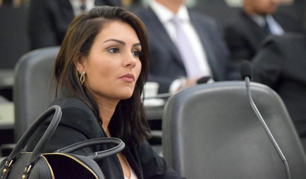 A deputada estadual Thaise Guedes (PMDB) foi indiciada, pela Polícia Federal (PF), por suspeita de participação em um esquema criminoso que desviou recursos da Assembleia Legislativa de Alagoas entre os anos de 2010 e 2013; servidores vinculados ao gabinete da deputada receberam indevidamente valores que somam R$ 220 mil; ela vai responder 25 vezes pelo crime de peculato, que corresponde aos salários recebidos indevidamente pelos servidores; o crime é caracterizado pela apropriação por parte de funcionário público de bem ou vantagem em função do cargo que ocupa; a pena prevista é de 2 a 12 anos