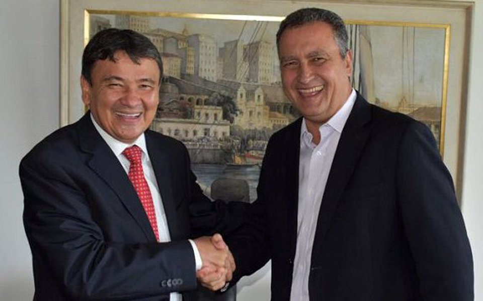 O plano de previdência complementar unificado, reunindo todos os servidores públicos dos Estados do Nordeste - a PrevNordeste – vai ser criado agora em outubro; foi o que ficou acertado entre os governadores do Piauí, Wellington Dias, e da Bahia, Rui Costa, em Salvador, em reunião da qual participaram os gestores da previdência dos dois estados; o Piauí, que já tem pronto uma Mensagem a ser enviada à Assembleia Legislaativa, criando a previdência complementar unificada, quer ser o primeiro estado a aderir ao PrevNordeste, que vai seguir o modelo adotado pelo Governo da Bahia, pioneiro na região na criação da previdência complementar