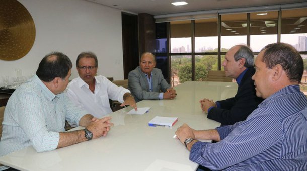 O prefeito de Araguaína, Ronaldo Dimas (PR), e se reaproximou de duas forças que se colocaram contra ele na eleição de Araguaína no ano passado, os deputados federais Lázaro Botelho (PP) e César Halum (PRB); ochefe do executivo municipal e os dois parlamentares se reuniram com o governador Marcelo Miranda (PMDB) e com o senador Vicentinho Alves (PR), no Palácio Araguaia; Dimas e os deputados se colocaram à disposição para "um pacto por Araguaína” e para estarem todos juntos na eleição do próximo ano