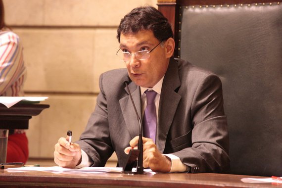 O secretário da Saúde do Município do Rio, Marco Antônio de Mattos, pediu licença do cargo por 10 dias; a confirmação aconteceu um dia após a notícia do fechamento de 11 clínicas da família na Zona Oeste, o que a prefeitura nega; de acordo com o executivo municipal, Mattos vai acompanhar o tratamento médico de um familiar;quem assume a pasta é a subsecretária geral, Ana Beatrz Busch, responderá pela pasta
 