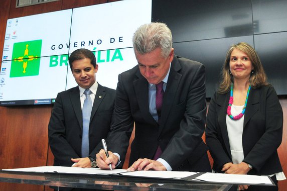 O governo de Brasília e o Ministério do Planejamento assinaram o termo de adesão à Rede Siconv (Sistema de Gestão de Convênios e Contratos de Repasse); a cerimônia ocorreu no Salão Nobre do Palácio do Buriti e marca o segundo dia de atividades do Fórum da Rede Siconv; segundo o GDF, o acordo renova a parceria para capacitar servidores do Distrito Federal para a melhor execução de recursos transferidos pela União