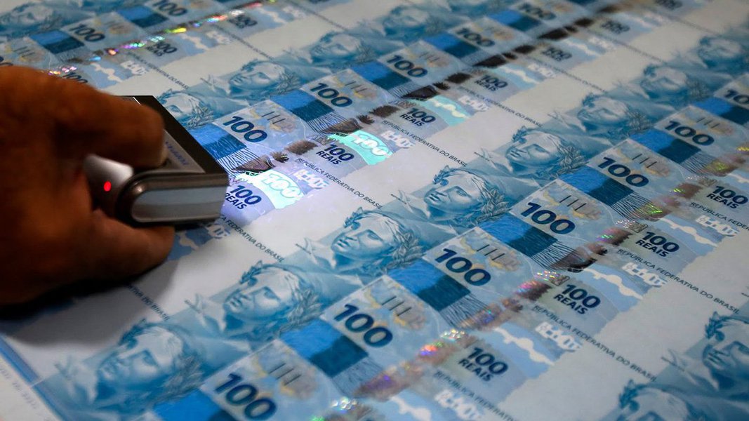 Ministérios da Fazenda e do Planejamento anunciaram um descontingenciamento de R$ 12,824 bilhões no Orçamento deste ano, caminho aberto pelo afrouxamento da meta fiscal; com isso, o contingenciamento total no ano foi reduzido a R$ 32,1 bilhões  para garantir o cumprimento da meta de déficit primário de R$ 159 bilhões 