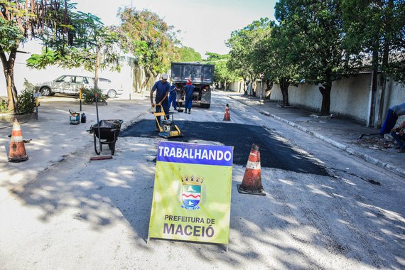 Raro para uma cidade nordestina, nem a mudança de estação interrompeu as chuvas que atingem Maceió; é como se chovesse durante um terço de um ano inteiro; claro que essa situação atípica causa diversos problemas para a cidade; além de buracos nas vias, 3024 pessoas foram desalojadas, 258 pessoas desabrigadas e 507.200 pessoas afetadas por conta dos deslizamentos e inundações decorrentes dos grandes volumes pluviométricos registrados no dia 27 de maio
