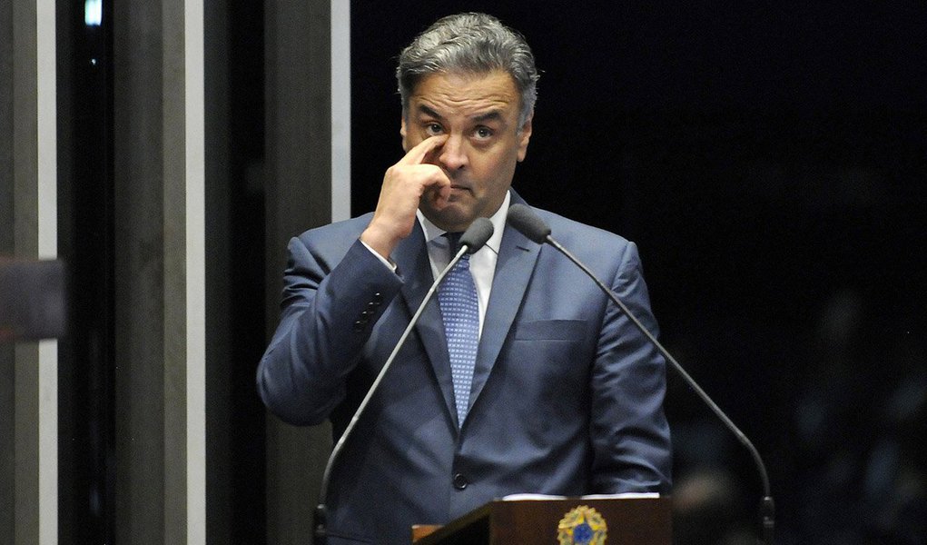 A queda-de-braço entre o Judiciário e o Legislativo terá um novo capítulo nesta quinta; os senadores se articulam para  rejeitar a decisão tomada na terça-feira (26) pelo STF (Supremo Tribunal Federal) que impôs a Aécio Neves (PSDB-MG) novo afastamento do mandato e recolhimento noturno; preocupados com o próprio destino, já que muitos são alvos de investigações, senadores passaram a cobrar do presidente da Casa, Eunício Oliveira (PMDB-CE), que leve o tema para votação em plenário; a votação pode ocorrer nesta quinta (28) se houver quorum; bastam 41 votos, entre os 81 senadores, para o Senado não cumprir a decisão