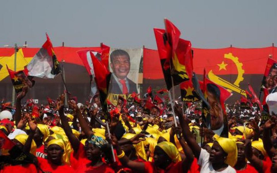 Movimento Popular de Libertação de Angola (MPLA), partido no poder há quatro décadas, venceu as eleições desta semana com ampla vantagem; candidato do partido, João Lourenço, vai suceder José Eduardo dos Santos, que governa o país há 38 anos; Comissão Eleitoral Nacional informou, nesta quinta-feira (24), em Luanda, que o MPLA teve 64% dos votos; o partido, que governa Angola desde sua independência de Portugal, em 1975, já tinha previsto que ganharia com folga, mas o resultado mostrou uma retração do apoio desde as eleições de 2012