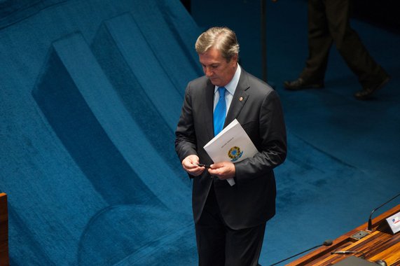 O senador Fernando Collor de Mello (PTC/AL) condenou o "jeitinho" que algumas instituições pretendem aplicar ao dispositivo constitucional que assegura que, em caso da prisão de um senador, a decisão precisa ser confirmada pelo plenário do Senado Federal; ele apontou o esfacelamento institucional que o Brasil vem enfrentando desde 2012 e  relembrou, ainda, os diversos discursos que realizou colocando em xeque a conduta do ex-procurador-geral da República, Rodrigo Janot; "Agora, diversos veículos da imprensa vem mostrando quem de fato é Rodrigo Janot", enfatizou Collor