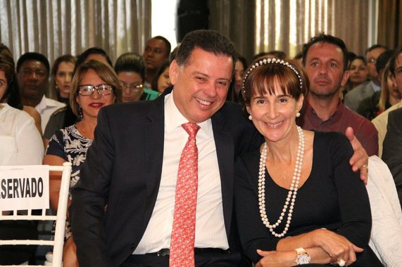 A presidente do Instituto Ayrton Senna, Viviane Senna, afirmou nesta quinta-feira, 24, em Goiânia, durante assinatura de parceria técnica entre o Governo de Goiás e a organização sem fins lucrativos que ela dirige, que "a educação que o governador Marconi Perillo promove em Goiás é top e modelo para o Brasil"; Marconi, Viviane e a secretária de Educação, Cultura e Esporte (Seduce), Raquel Teixeira, estabeleceram parceria técnica para o reforço da grande curricular dos alunos da rede estadual com foco na cidadania, na inclusão e na geração de oportunidades