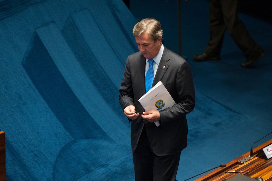 O senador Fernando Collor de Mello (PTC/AL) condenou o "jeitinho" que algumas instituições pretendem aplicar ao dispositivo constitucional que assegura que, em caso da prisão de um senador, a decisão precisa ser confirmada pelo plenário do Senado Federal; ele apontou o esfacelamento institucional que o Brasil vem enfrentando desde 2012 e  relembrou, ainda, os diversos discursos que realizou colocando em xeque a conduta do ex-procurador-geral da República, Rodrigo Janot; "Agora, diversos veículos da imprensa vem mostrando quem de fato é Rodrigo Janot", enfatizou Collor