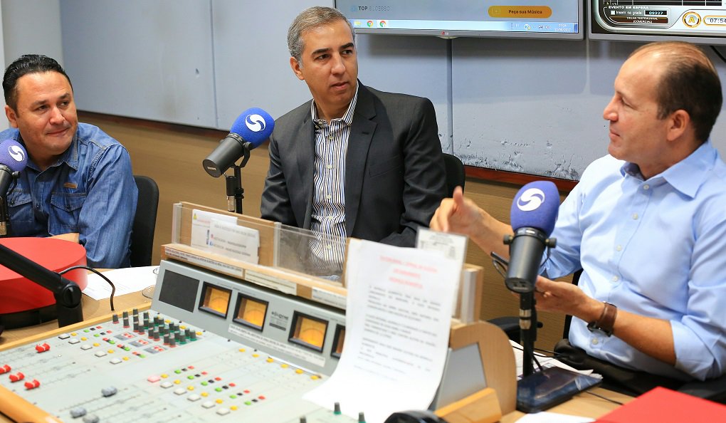 Vice-governador rebate críticas a programa de investimentos, afirma que Goiás na Frente foi feito com planejamento, recursos em caixa, e que obras continuarão sendo inauguradas até 2018;  “O trabalho está a todo o vapor”, disse durante entrevista ao jornalista Oloares Ferreira e ao sociólogo Jone Matos, na Rádio Sucesso FM