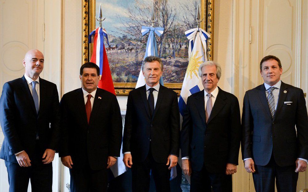 Os presidentes da Argentina, Paraguai e do Uruguai, se reuniram nesta quarta-feira (04) em Buenos Aires com o presidente da Fifa, Gianni Infantino, para apresentar uma candidatura conjunta dos três países para sediar a Copa do Mundo de 2030; a ideia é celebrar os 100 anos da primeira Copa do Mundo, disputada em 1930, justamente no Uruguai