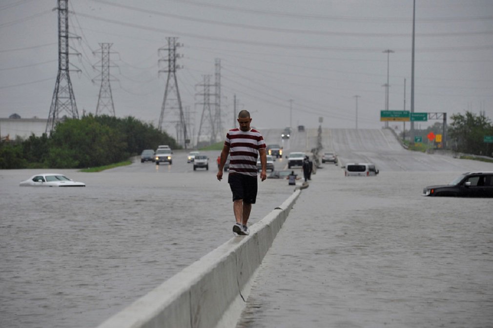  tempestade tropical Harvey deixou ao menos seis mortos e dezenas de feridos durante sua passagem neste domingo (27) pelo estado do Texas, nos Estados Unidos; cinco vítimas são de Houston, quarta maior cidade dos EUA com 2 milhões de habitantes; região foi atingida com intensidade pela tempestade neste domingo
