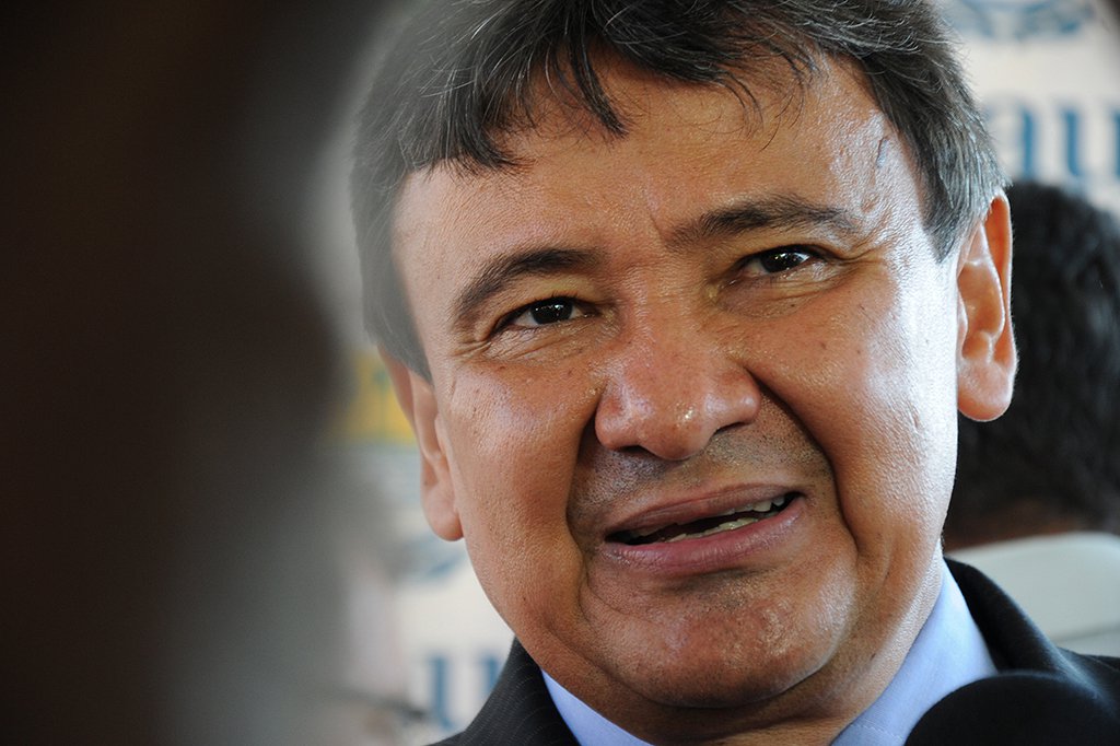 O governador do Piauí, Wellington Dias, afirmou que vai cobrar de Michel Temer R$ 800 milhões devidos pela União ao estado. De acordo com o chefe do executivo estadual, "o governo federal ainda hoje não pagou, como vai vender o que ainda não pagou"; "Então, eu estou confiante que a justiça deve encaminhar. Os cálculos que apresentamos falta a União pagar cerca de R$ 800 milhões ao Piauí", disse ele durante entrevista à imprensa, na saída do auditório do Centro Integrado de Reabilitação (Ceir), no bairro Ilhotas, zona Sul de Teresina, após o lançamento da campanha “Neuro em Ação”