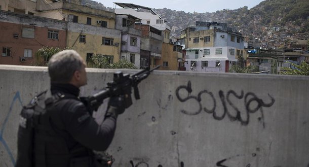 "Eu vejo isso como um problema de completa falta de sincronia entre as inteligências. A Rocinha foi uma tragédia que poderia ter sido evitada. O plano [de segurança] que foi montado há algum tempo deveria prever um trabalho de inteligência preventiva, o que não aconteceu. Infelizmente agora vamos agir depois do que aconteceu", disse o coronel Robson Rodrigues, Ex-Chefe do Estado-Maior da Polícia Militar do Estado do Rio de Janeiro e ex-Coordenador das Unidades de Polícia Pacificadora (UPPs)