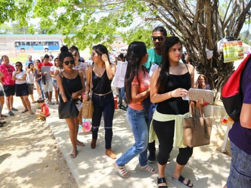 Do total de 118.725 candidatos inscritos no Enem em Alagoas, 85.956 compareceram neste domingo (05), primeiro dia de provas, o que equivale a 72,4% dos presentes; isso quer dizer que 32.769 pessoas deixaram de fazer o teste (representando 27,6% de abstenções), segundo dados divulgados pelo Inep; no Brasil, de 6.731.344 inscritos confirmados no dia da prova, 69,8% compareceram e quinze por cento sequer acessou o Cartão de Confirmação de Inscrição para saber o local de prova