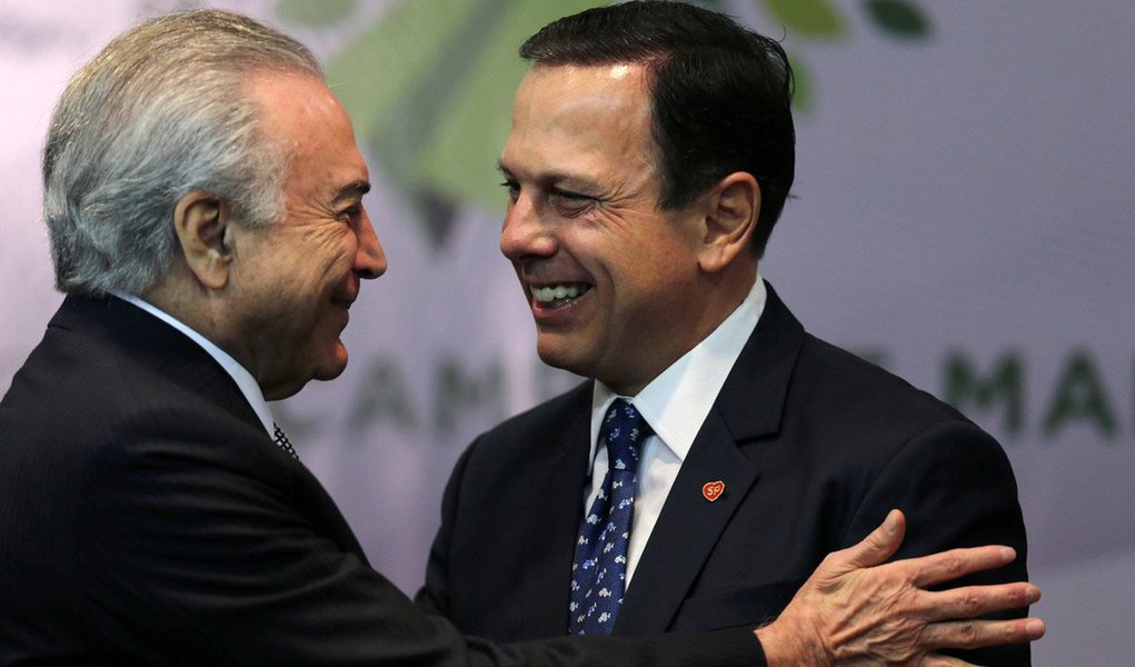 O editor do Tijolaço, Fernando Brito, observa que se o DEM desistiu da candidatura de João Doria (PSDB), "desdenhando o prefeito de São Paulo e dizendo que preferia Luciano Huck", ainda "sobrou alguém, com grande poder para compensar o nenhum prestígio. Michel Temer, com quem conta para recuperar sua imagem de gestor, esburacada como as ruas paulistanas, com R$ 1 bilhão do BNDES"; Doria, o disponível, pode ser a alternativa para Temer, pois talvez não reste outra alternativa para ele, Doria", avalia Brito