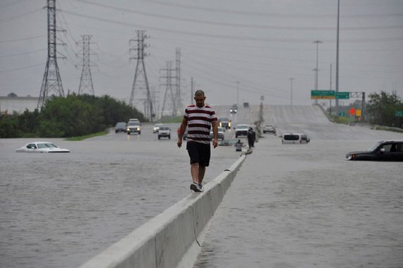  tempestade tropical Harvey deixou ao menos seis mortos e dezenas de feridos durante sua passagem neste domingo (27) pelo estado do Texas, nos Estados Unidos; cinco vítimas são de Houston, quarta maior cidade dos EUA com 2 milhões de habitantes; região foi atingida com intensidade pela tempestade neste domingo