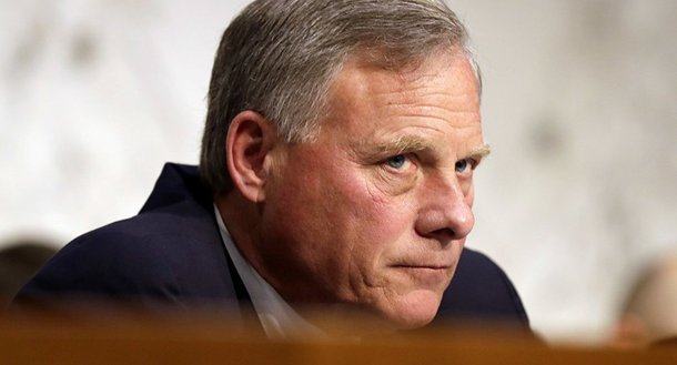 O chefe do Comitê de Inteligência dos EUA, Richard Burr, disse que a investigação sobre a tentativa da Rússia de interferir na eleição presidencial dos EUA de 2016 não apresentou conclusão definitiva; no entanto, nenhum total de votos foi afetado; "Não chegamos a nenhuma determinação sobre a colaboração ou as preferências da Rússia", disse o senador Richard Burr