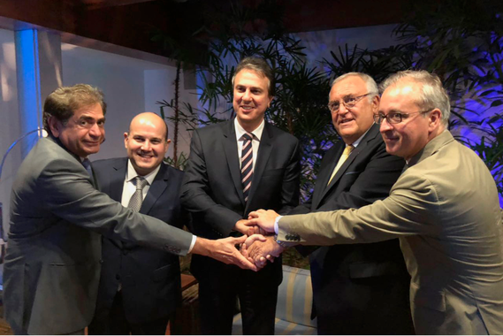O governador Camilo Santana (PT) e o prefeito Roberto Cláudio (PDT) estiveram na residência do Cônsul Geral da França no Brasil, em São Paulo, para o lançamento oficial do HUB da Air France/KLM/Gol em Fortaleza. “Eu não tenho dúvida do sucesso da implantação desse projeto pelo potencial geográfico que Fortaleza tem, o Ceará tem. Já falei que quero fazer também do Estado um grande centro de conexões marítimas do Nordeste, tendo a entrada pelo Porto do Pecém, com a parceria de Roterdã”, destacou Camilo, na noite desta quarta-feira (4)