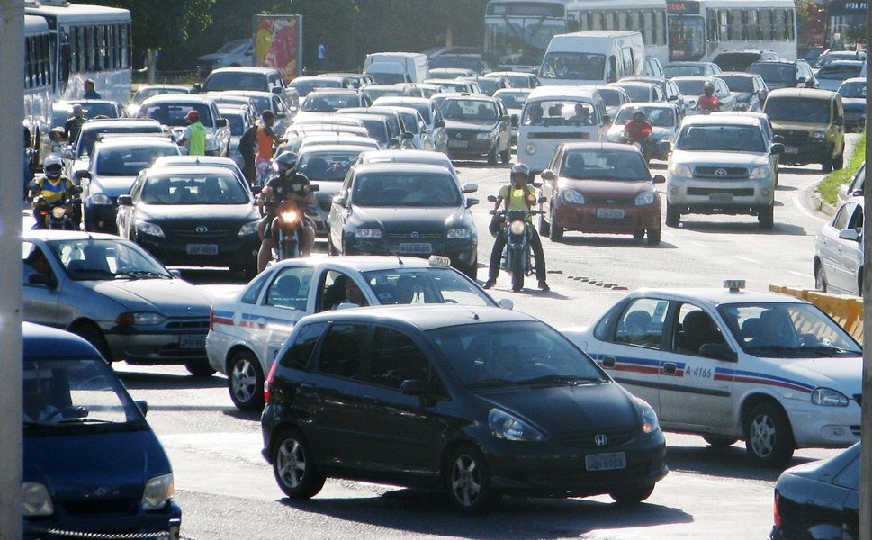 Veículos registrados em Salvador com placas de final 9 devem ser recadastrados no Detran durante o mês de agosto; o procedimento obrigatório está disponível no site do órgão, sem custos para o cidadão; veja como fazer