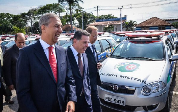 Em solenidade realizada na manhã desta sexta-feira (29), na Academia da Polícia Militar, em Goiânia, o governador Marconi Perillo reforçou o compromisso de garantir mais segurança aos cidadãos em todo o Estado, ao entregar 273 novas viaturas para as forças policiais de Goiás; veículos foram divididos entre a Polícia Militar (140), Polícia Civil (100), mais 20 furgões para o transporte de presos e 13 que serão utilizados para perícia oficial; “É o compromisso que nós temos, constantemente, de modernizar a frota, de renová-la para que os policiais tenham condições operacionais de trabalhar, de resolver os conflitos na luta contra a violência e a criminalidade”, frisou o governador