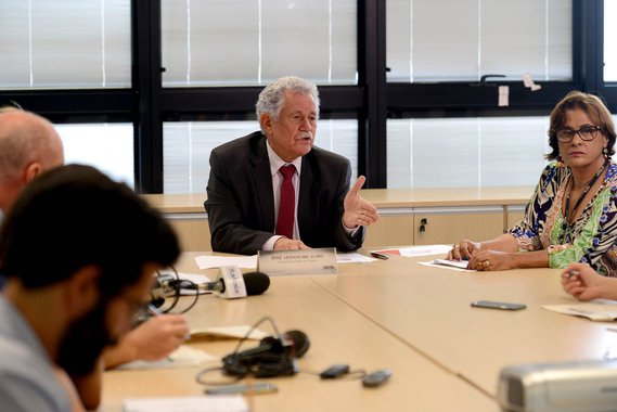 O secretário de Fazenda de Minas Gerais, José Afonso Bicalho, afirmou que o governo estadual ainda não tem recursos para pagar o 13º salário dos servidores públicos; de acordo com o titular da pasta, existe a possibilidade de antecipar, por meio de instituições financeiras, a quantia a receber do programa Novo Regularize, que reduziu multas e juros de débitos de impostos e taxas. Segundo o governo, a expectativa do governo é arrecadar cerca de R$ 4 bilhões pelo programa