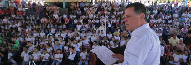O Goiás na Frente volta à Região Norte do Estado, desembarcando em Estrela do Norte (360 quilômetros de Goiânia), com 3,5 mil habitantes, onde o governador Marconi Perillo repassou, em convênio coma prefeitura, R$ 1,5 milhão, para financiar obras de pavimentação asfáltica e melhorar a infraestrutura do município; “Eu também estudei em escola pública, como vocês, e eu levei a sério os meus estudos. Eu quero ressaltar que educação é a chave para um futuro de sucesso, e eu faço muito para que Goiás tenha uma educação pública de qualidade”