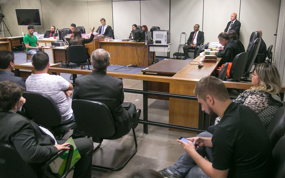 Policial militar Alexandre Curto dos Santos, apontado como autor do disparo que tirou a vida de um sem-terra, em São Gabriel, foi condenado por homicídio qualificado a pena de 12 anos de prisão, em regime fechado, perda do cargo na Brigada Militar e prisão imediata; em nota, o MST afirma que a morte de Elton Brum, aos 44 anos, é apenas um capítulo dos inúmeros conflitos no campo, consequência do Brasil “nunca ter tirado a reforma agrária do papel”