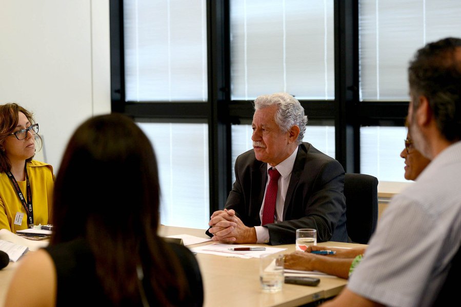 O secretário estadual da Fazenda, José Afonso Bicalho, apresentou o Relatório de Gestão Fiscal (BGF) no segundo quadrimestre de 2017; de janeiro a agosto, a receita total registrada foi de R$ 57,382 bilhões, contra uma despesa empenhada de R$ 59,523 bilhões, resultando no déficit de R$ 2,141 bilhões; no segundo quadrimestre de 2016, as despesas empenhadas superaram a receita em R$ 3,717 bilhões e no mesmo período de 2015, em R$ 6,053 bilhões
 