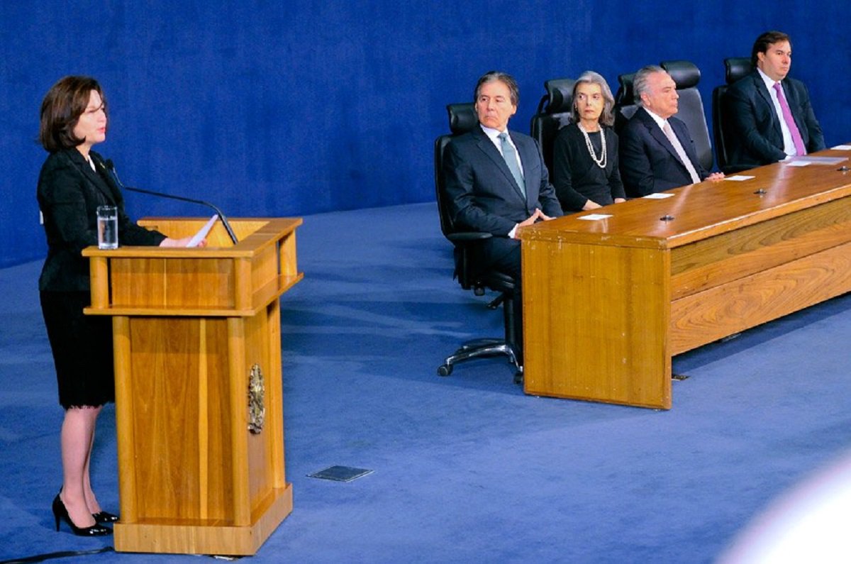 Investigado pela Lava Jato, o senador Eunício Oliveira (PMDB), presidente do Senado, afirmou hoje, após a posse da nova procuradora-geral da República, Raquel Dodge, ter "convicção de que ela será dura, mas será extremamente democrática". Eunício participou da solenidade ao lado de outros investigados, entre eles o próprio presidente Michel Temer e o presidente da Câmara Federal, Rodrigo Maia
 