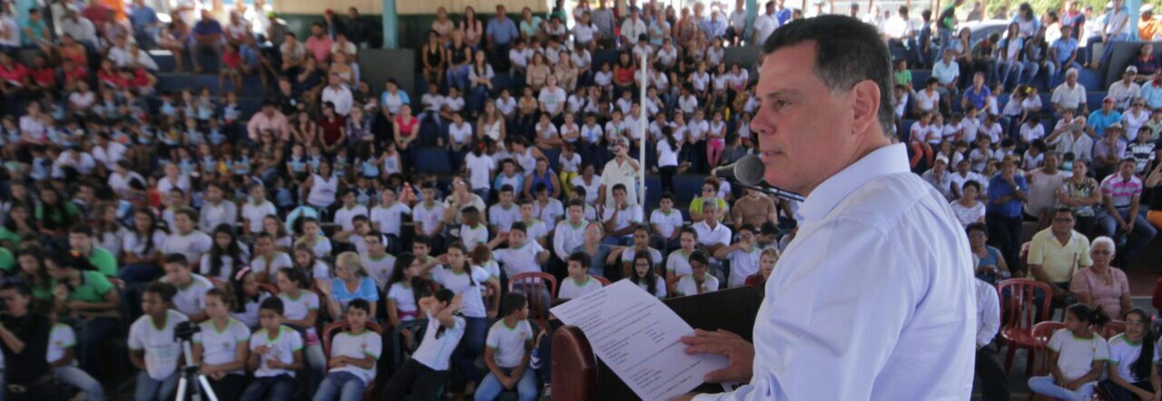 O Goiás na Frente volta à Região Norte do Estado, desembarcando em Estrela do Norte (360 quilômetros de Goiânia), com 3,5 mil habitantes, onde o governador Marconi Perillo repassou, em convênio coma prefeitura, R$ 1,5 milhão, para financiar obras de pavimentação asfáltica e melhorar a infraestrutura do município; “Eu também estudei em escola pública, como vocês, e eu levei a sério os meus estudos. Eu quero ressaltar que educação é a chave para um futuro de sucesso, e eu faço muito para que Goiás tenha uma educação pública de qualidade”