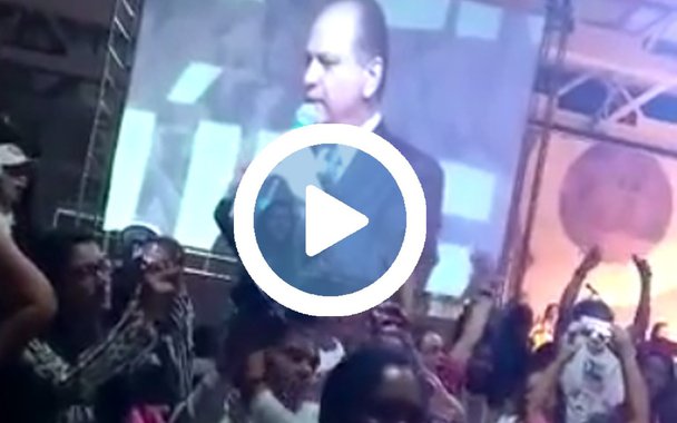 O engenheiro Ricardo Barros, ministro da Saúde do governo de Michel Temer, foi alvo de intensa vaia e manifestações nessa quinta-feira, 17, durante sua participação na Conferência Nacional de Saúde da Mulher, em Brasília; enquanto falava, boa parte da plateia ficou de costas, vaiando e gritando palavras de ordem; Barros foi embora em seguida