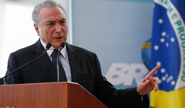 O governo Michel Temer tem sido caracterizado por envolvimento em supostos crimes e imensas contradições entre o prometido e o que tem sido efetivamente entregue; em um caso concreto, por exemplo, foi ter anunciado um PDV para reduzir os gastos com a máquina pública e o que se sabe agora é que o governo federal contratou 7.089 servidores a mais do que desligou entre o final de janeiro e o final de julho deste ano